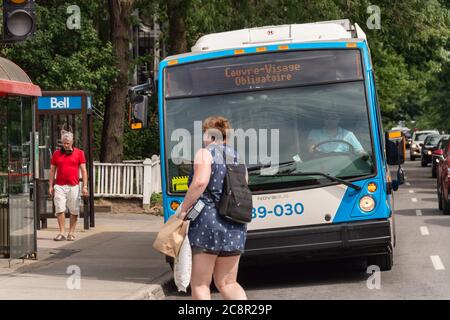 Montréal, CA - 26 juillet 2020 : signalisation numérique sur l'autobus indiquant que des masques sont nécessaires pour monter à bord de l'autobus Banque D'Images