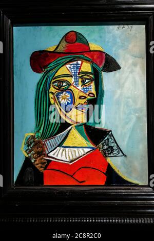 Pablo Picasso (Málaga 1881-Mougins 1973), femme en chapeau et collier de fourrure (Marie-Thérèse Walter) 1937, huile sur toile. Banque D'Images