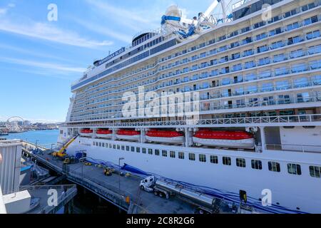 Seattle, États-Unis - 21 juillet 2018 - le navire de croisière moderne Norwegian Bliss a amarré dans le port de Seattle Banque D'Images