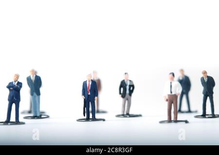 La nouvelle norme, les gens vont travailler en maintenant la distance physique dans la foule. Photographie conceptuelle de personnes miniatures Banque D'Images