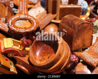 Vente de souvenirs en bois dans les rues de la vieille ville , Banque D'Images