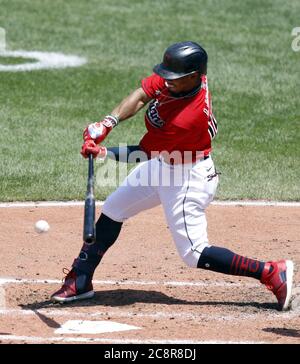 Cleveland, États-Unis. 26 juillet 2020. Cleveland Indians Francisco Lindor (12) frappe un double RBI pendant le troisième repas contre les Kansas City Royals au progressive Field à Cleveland, Ohio, le dimanche 26 juillet 2020. Photo par Aaron Josefczyk/UPI crédit: UPI/Alay Live News Banque D'Images