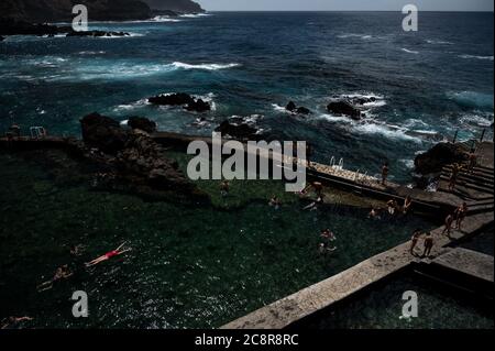 Barlovento, Espagne. 26 juillet 2020. Les gens se rafraîchissez dans les piscines d'eau salée, Piscinas de la Fajana, au nord de l'île de la Palma, dans les îles Canaries pendant une journée d'été. Crédit: Marcos del Mazo/Alay Live News Banque D'Images