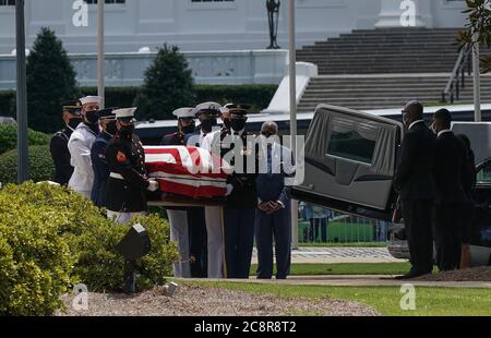 Selma, États-Unis. 26 juillet 2020. Le dossier contenant le corps du député John Lewis, D-GA, arrive au Capitole de l'État d'Alabama à Montgomery, Alabama, après que son cortège funéraire a fait son chemin de Selma, Alabama, le dimanche 26 juillet 2020. En 1965, à l'âge de 25 ans, Lewis a participé à l'organisation d'une marche pour le droit de vote sur le pont Edmund Pettus, où son crâne a été fracturé après avoir été attaqué par la police. Lewis est décédé le 17 juillet à l'âge de 80 ans après une bataille de six mois contre le cancer. Photo de Jemal Countess/UPI crédit: UPI/Alay Live News Banque D'Images