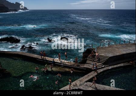 Barlovento, Espagne. 26 juillet 2020. Les gens se rafraîchissez dans les piscines d'eau salée, Piscinas de la Fajana, au nord de l'île de la Palma, dans les îles Canaries pendant une journée d'été. Crédit: Marcos del Mazo/Alay Live News Banque D'Images