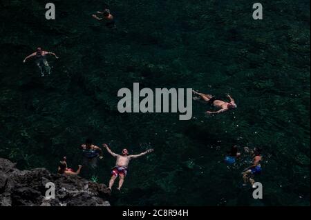 Barlovento, Espagne. 26 juillet 2020. Les gens se rafraîchissez dans les piscines d'eau salée, Piscinas de la Fajana, au nord de l'île de la Palma, dans les îles Canaries pendant une journée d'été. Crédit: Marcos del Mazo/Alay Live News Banque D'Images