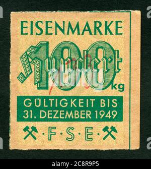 Europa, Allemagne, 2. Weltkrieg, Nachkriegszeit, Bezugskarte für 100 kg Eisen , sogenannte Eisenmarke, gültig bis 31. Dezember 1949 , Größe 5 cm x 5,5 cm , Rechte werden nicht vertreten . / Europe, Allemagne, Seconde Guerre mondiale, période d'après-guerre, carte de ration pour cent kilogramme de fer, dite carte de ration de fer, soit valable jusqu'en 31. Décembre 1949 , taille 5 cm x 5,5 cm , il n'y a pas de droits . Banque D'Images