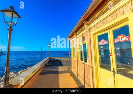 Marciana Marina, île d'Elba, Italie - 17 juin 2020: Lieu situé au coucher du soleil des crimes de BarLume fiction série TV pris d'un BEST-seller de roman à Banque D'Images