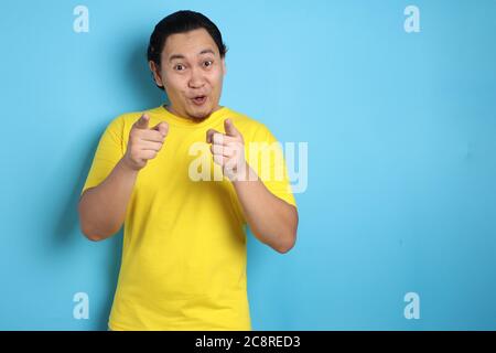 Portrait d'un jeune homme asiatique pointant vers l'avant, regardant l'appareil photo. Choisir un concept de quelqu'un avec une focalisation sélective Banque D'Images