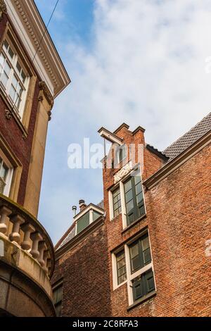 Architecture hollandaise avec crochets de mobilier sur des bâtiments étroits le long des canaux dans la ville d'Amsterdam aux pays-Bas. Banque D'Images