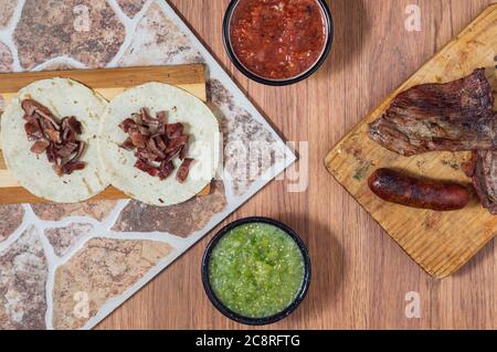 Carne Asada, barbecue mexicain, tacos de bœuf avec salsas maison Banque D'Images