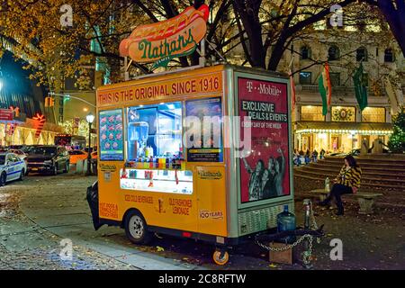 Le chariot alimentaire traditionnel de rue vend des hot dogs, des frites et des boissons à un coin de rue dans la ville de New York Banque D'Images
