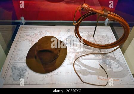 Le chapeau de style whip et fedora que Harrison Ford portait dans le film Indiana J. et The Last Crusade, est exposé au Musée national d'histoire américaine Banque D'Images
