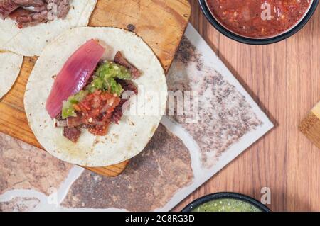 Carne Asada, barbecue mexicain, tacos de bœuf avec salsas maison Banque D'Images