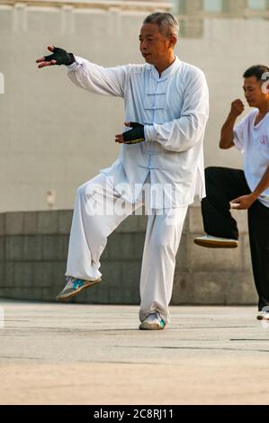 Le Tai chi s’exerce tôt le matin au Monument aux héros du peuple, sur le front de mer de Bund à Shanghai. Banque D'Images