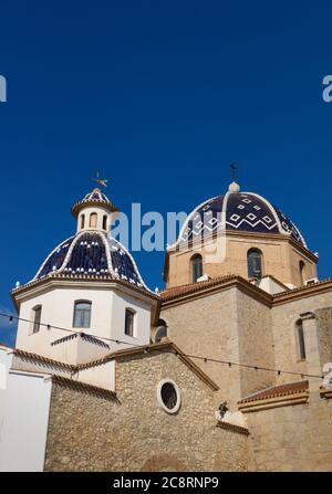 Église notre-Dame de Solace avec des dômes carrelés de bleu et un ciel bleu dans la vieille ville d'Altea, Costa Blanca, Espagne Banque D'Images