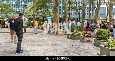 Jouer au boules ou à la pétanque à Bryant Park Manhattan, New York, Etats-Unis Banque D'Images