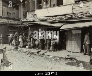Scène dans la ville d'Hiroshima, Japon après l'attaque à la bombe atomique - fin 1945 ou début 1946 Banque D'Images