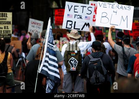 Washington, DC, Etats-Unis, 25 juillet 2020. Photo : les vétérans pour la vie noire comptent et d'autres manifestants à l'extérieur de Lafayette Square et de la Maison Blanche lors de la Marche contre l'État policier de Trump parrainé par le Parti pour le socialisme et la libération. Crédit : Allison C Bailey/Alay Banque D'Images