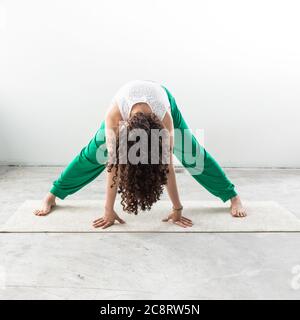 Un entraîneur de fitness s'étire en studio Banque D'Images