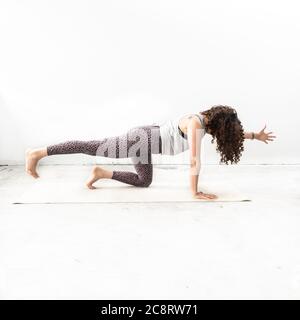 Un entraîneur de fitness s'étire en studio Banque D'Images