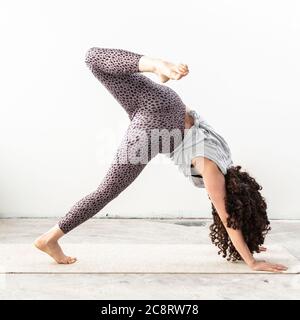 Un entraîneur de fitness s'étire en studio Banque D'Images