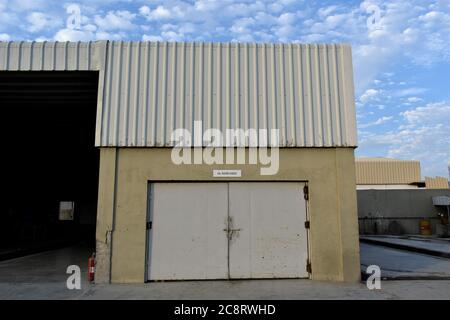 Bâtiment industriel de l'usine utilisé pour le service . muscat, oman : 03-08-2020 Banque D'Images