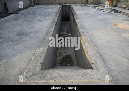 Tranchée de construction industrielle dans l'usine utilisée pour le service . muscat, oman Banque D'Images