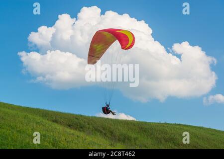 2017-06-25, Kiev, Ukraine. Silhouette d'aile rouge de parapente dans le ciel avec des nuages Banque D'Images