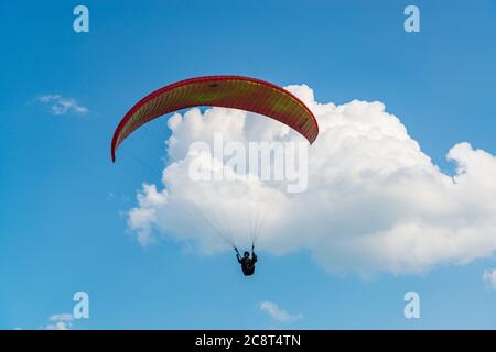 2017-06-25, Kiev, Ukraine. Aile de parapente dans le ciel avec des nuages Banque D'Images