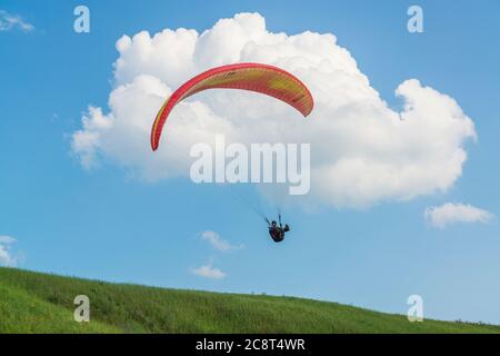 2017-06-25, Kiev, Ukraine. Pilote de parapente sur une colline d'entraînement. Banque D'Images