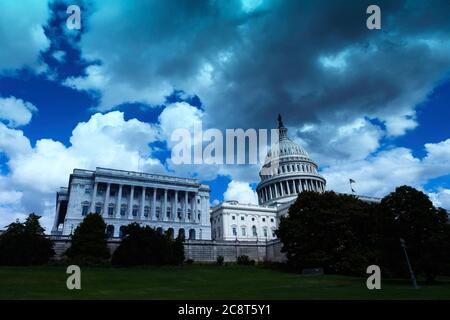 Vue sur le côté ouest du bâtiment du Capitole des États-Unis avec une apparence sinistre, Washington, DC, États-Unis, couleur Banque D'Images