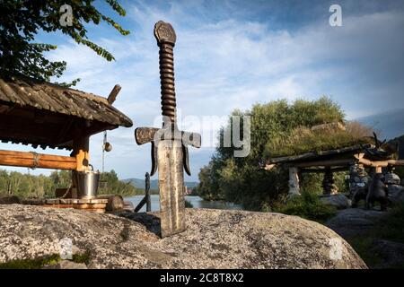 Célèbre épée excalibur du roi Arthur coincé dans le rocher. Armes de la légende Pro King Arthur. Banque D'Images