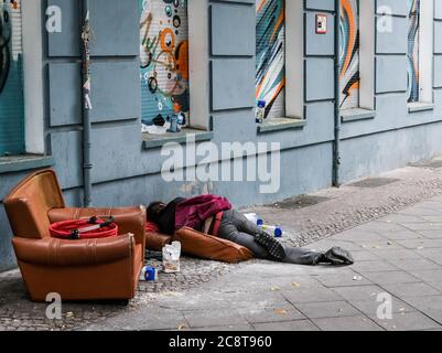 Berlin, Allemagne. 24 juillet 2020. Un homme sans abri dort dans la rue Libauer Straße de Friedrichshain sur les coussins d'un ancien fauteuil qui a été placé dans la rue. Credit: Jens Kalaene/dpa-Zentralbild/ZB/dpa/Alay Live News Banque D'Images