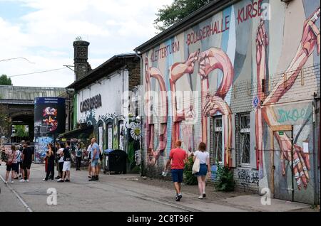 Berlin, Allemagne. 24 juillet 2020. Les touristes participent à une visite guidée de la région de RAW. Il y a de nombreux clubs et il est pulvérisé avec beaucoup de graffiti. C'est une zone de vie nocturne populaire pour les touristes. Credit: Jens Kalaene/dpa-Zentralbild/ZB/dpa/Alay Live News Banque D'Images