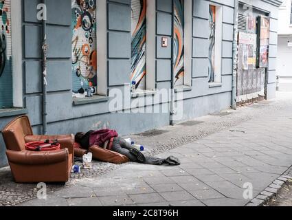 Berlin, Allemagne. 24 juillet 2020. Un homme sans abri dort dans la rue Libauer Straße de Friedrichshain sur les coussins d'un ancien fauteuil qui a été placé dans la rue. Credit: Jens Kalaene/dpa-Zentralbild/ZB/dpa/Alay Live News Banque D'Images