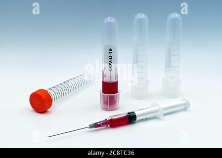 Le vaccin Covid-19 contre la coronavirus. Injection par seringue, échantillon de sang infecté et échantillons de vaccins. Banque D'Images