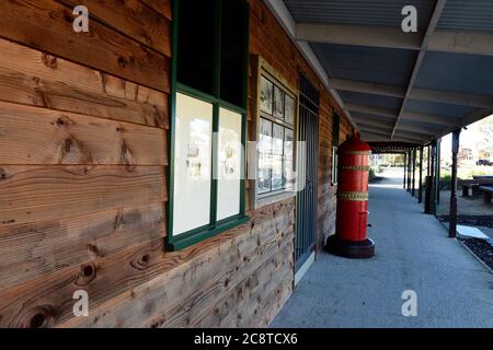Glenrowan, Victoria. Une ancienne boîte postale australienne rouge vif s'élève à l'extérieur d'un bâtiment en bois dans la ville historique de Glenrowan, dans l'État de Victoria Banque D'Images