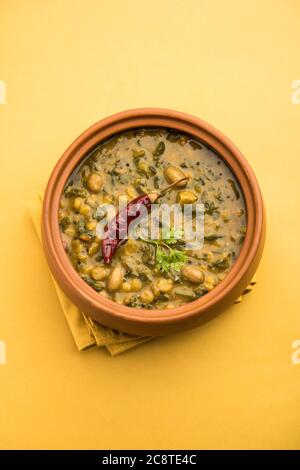 Recette saine de Daal Palak ou de Toor jaune d'Spinach Daal également connu sous le nom de Patal Bhaji en Inde, servi dans un bol Banque D'Images