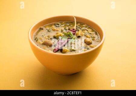 Recette saine de Daal Palak ou de Toor jaune d'Spinach Daal également connu sous le nom de Patal Bhaji en Inde, servi dans un bol Banque D'Images