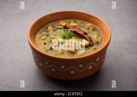 Recette saine de Daal Palak ou de Toor jaune d'Spinach Daal également connu sous le nom de Patal Bhaji en Inde, servi dans un bol Banque D'Images