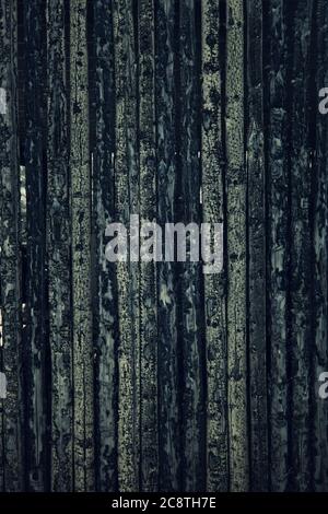 Vue infrarouge rapprochée d'une clôture constituée de membres d'arbres. Banque D'Images