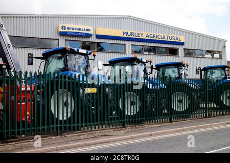 Tracteurs New Holland en vente chez un concessionnaire agricole, Warwick, Royaume-Uni Banque D'Images