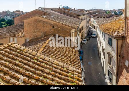 Vue aérienne des toits dans le centre historique de San Miniato Pise, Italie, par une journée ensoleillée Banque D'Images