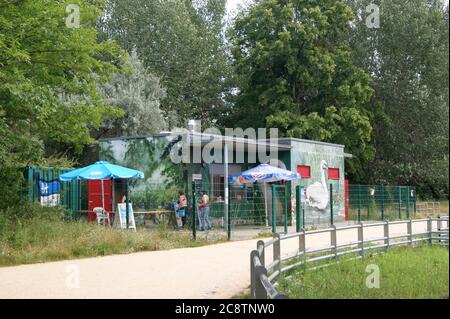 Imbissstand an der Badestelle des Spektesees im Falkenhagener Feld / Spektenfeld à Berlin-Spandau Banque D'Images