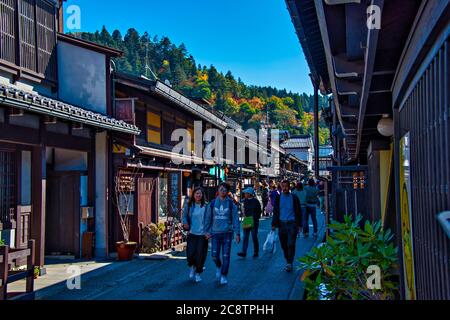 Rue commerciale dans la région de Sanmachi Suji, beaucoup de touristes, magasins et restaurants, Takayama, Japon Banque D'Images