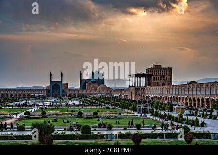 Coucher de soleil sur la place Naqsh-e Jahan avec le palais Ali Qapu et la mosquée Imam, Isfahan, Iran Banque D'Images