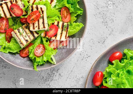 Vue de dessus de la salade avec fromage grillé, sauce tomate et vin Banque D'Images