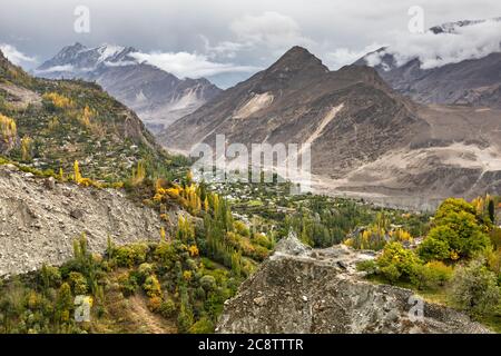 Village de montagne dans la vallée de la rivière hunza. Pakistan régions du Nord Banque D'Images