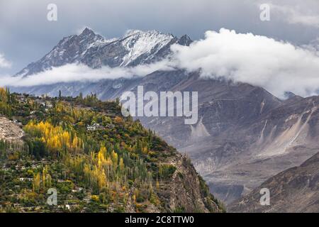 Village de montagne dans la vallée de la rivière hunza. Pakistan régions du Nord Banque D'Images